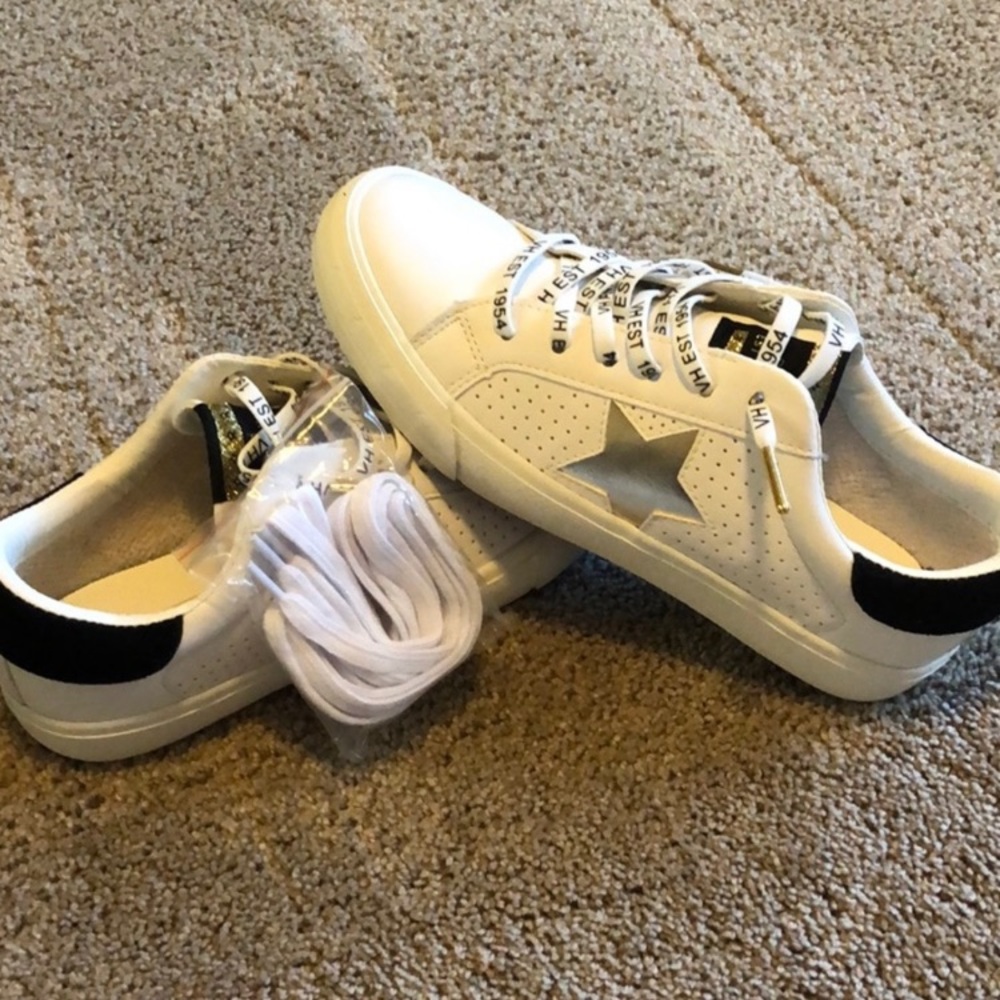 NWT in box. Vintage Havana sz 9. Gold and white.